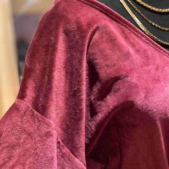 Sweater- on/off shoulder M/L - Picture 6 of 7